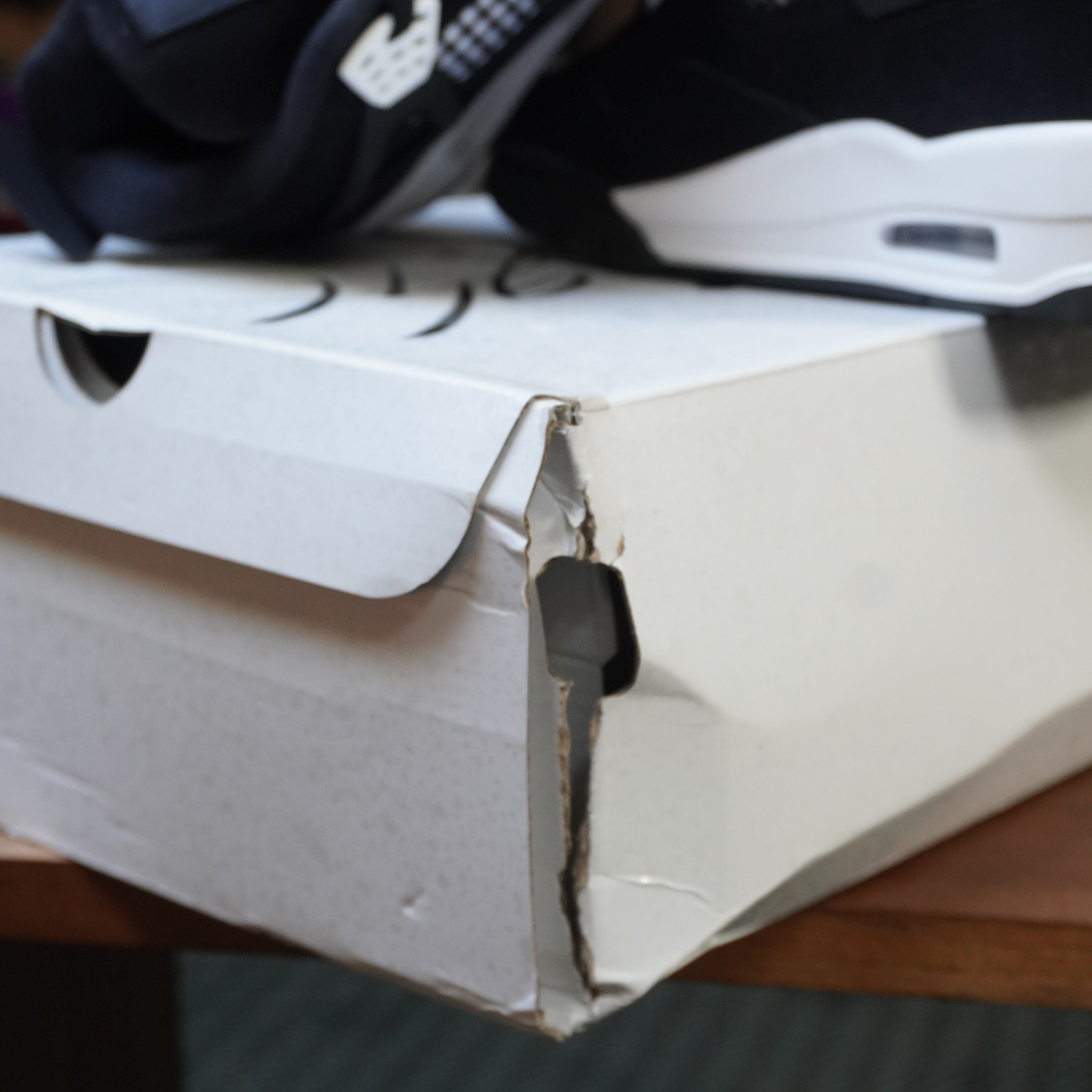 Jordan 4 Retro White Thunder