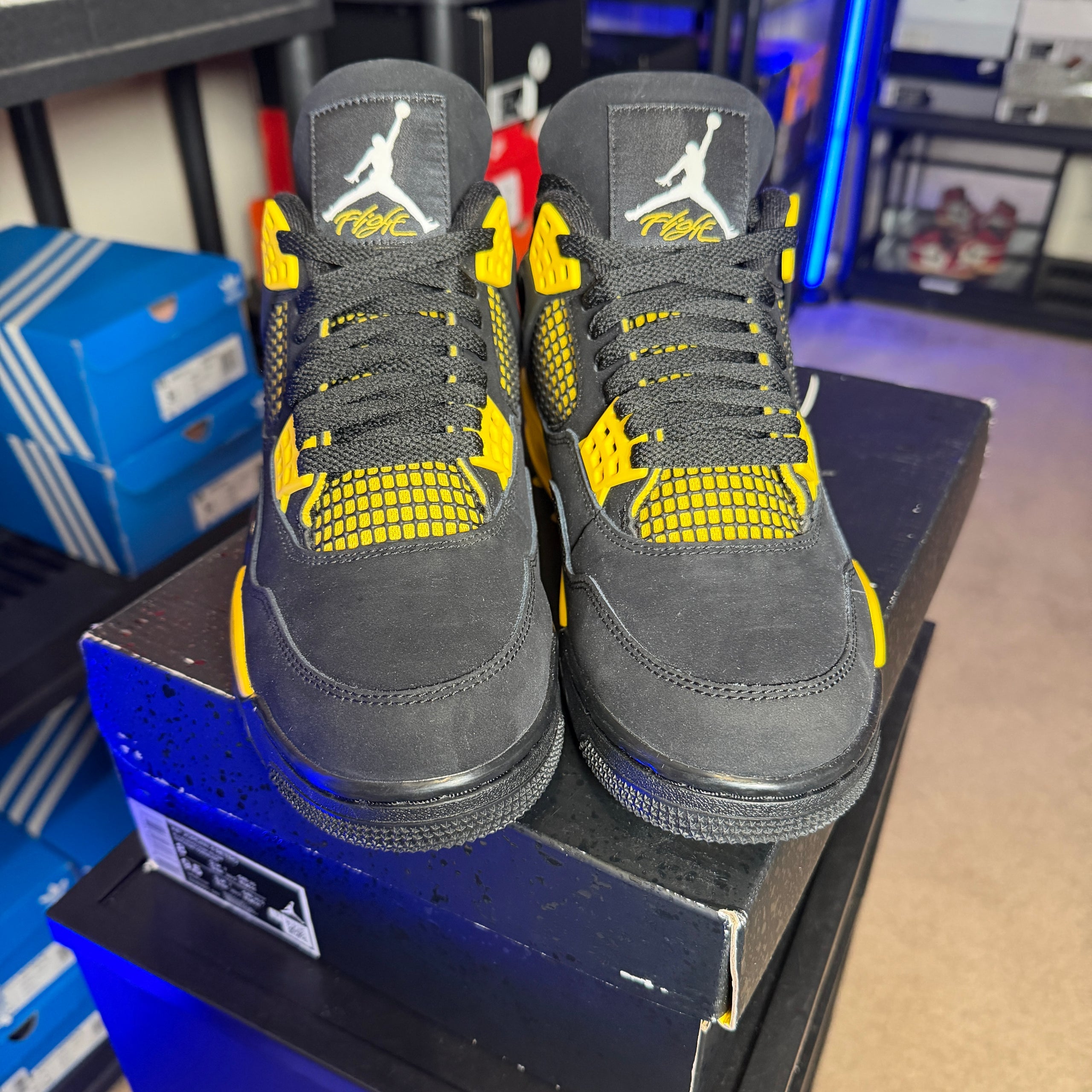 Jordan 4 Retro Thunder (2023)